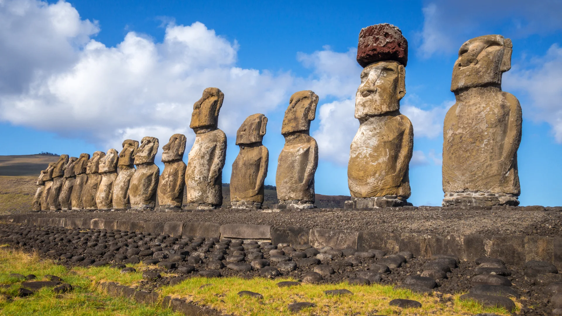 Moais de Ahu Tongariki ao nascer do sol na Ilha de Páscoa