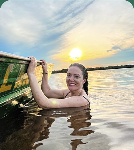 Banho de rio ao pôr do sol