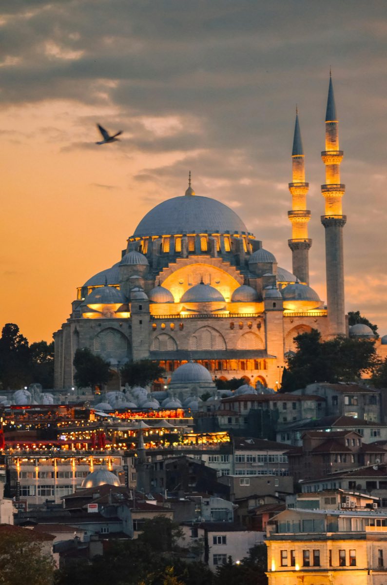 Mesquita Süleymaniye iluminada ao entardecer em Istambul